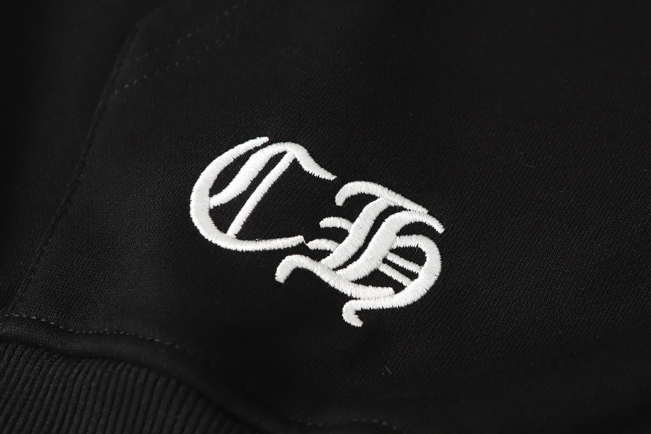 P280 Cross-border running quantity model, please do not place an order if you pursue quality - Chrome Hearts/Chrome Hearts Sanskrit embroidered high-density zipper sweatshirt cardigan jacket - High weight, high density and high quality. The wool is soft, delicate and skin-friendly. Soft and silky to the touch. Excellent warmth and skin-friendly properties. - Custom-woven and custom-dyed, no color difference. No matter the fabric or workmanship details, it beats the ordinary version on the market. - Hardware zipper accessories are all customized, full of details - Color: black gray - Size: S M L XL